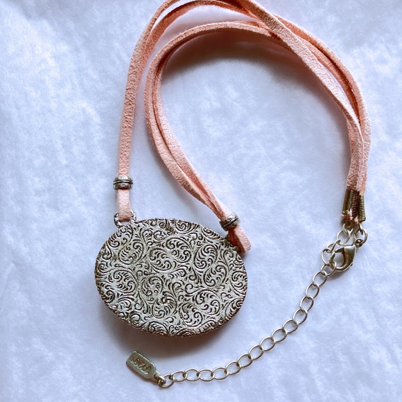 Suede Cord Necklace with Roses and Pearl Pendant ๐น๐๐ NWOT - Picture 6 of 6